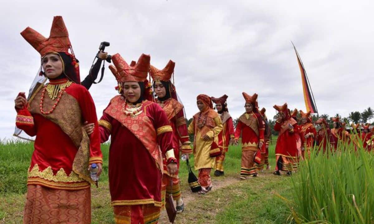 Bahasa Padang Sehari Hari. 54 Bahasa Minang dan Artinya untuk Percakapan Sehari Hari