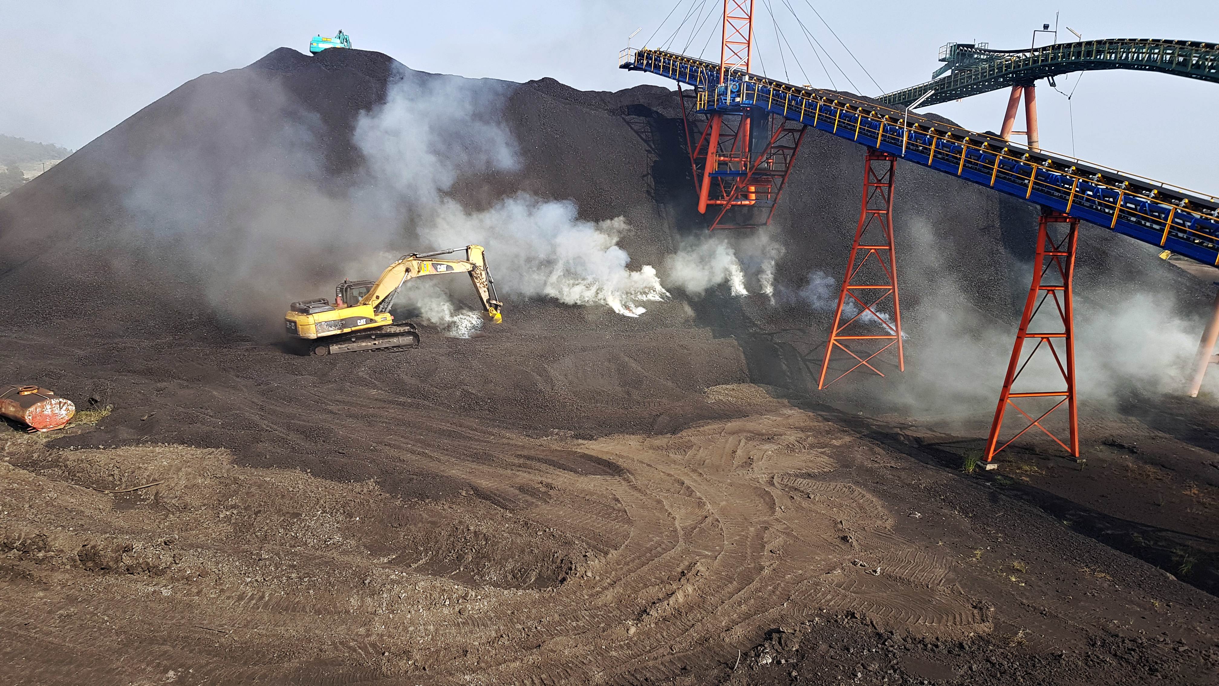 Batu Menyala Kena Air. Batubara terbakar, Jangan disiram air