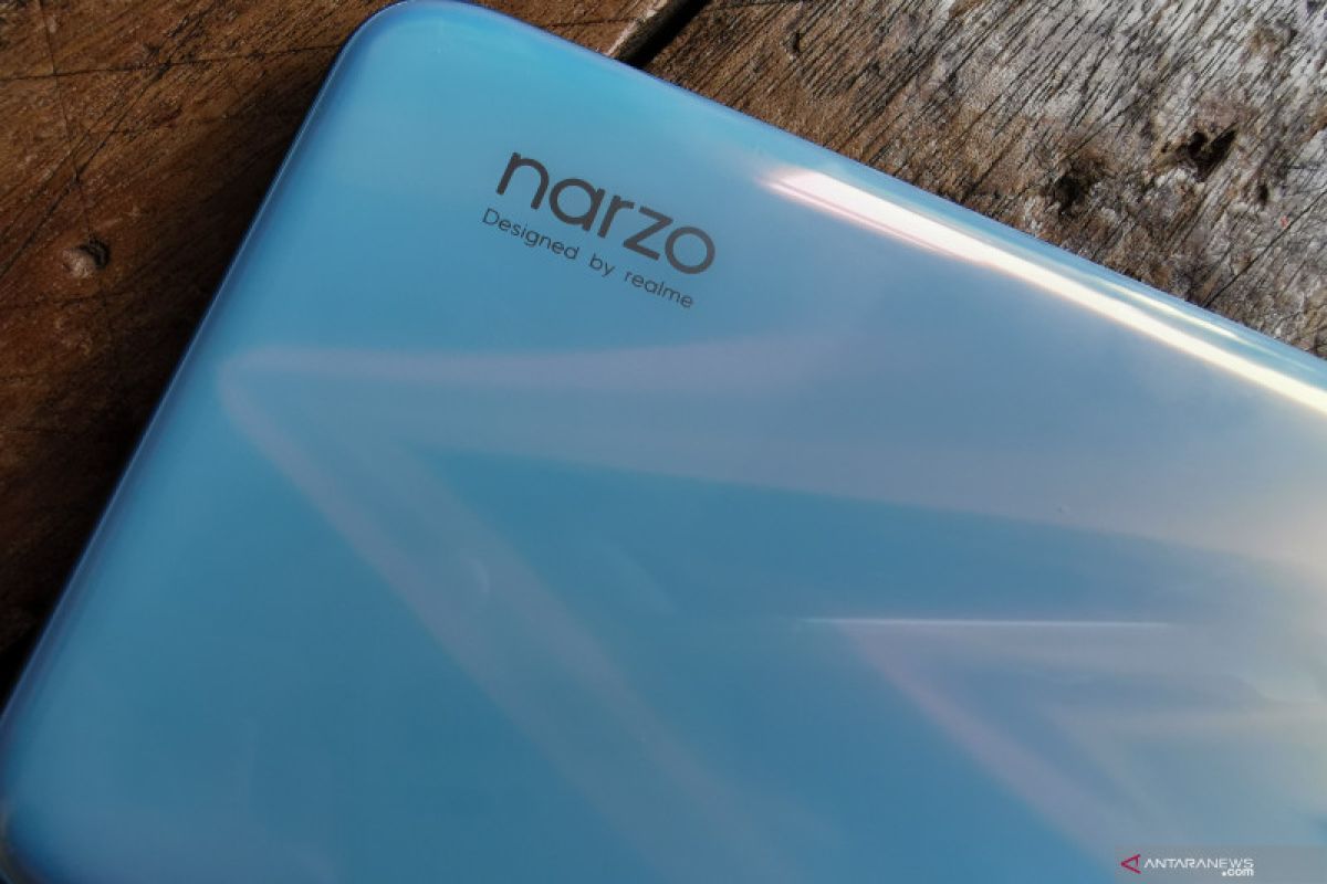 Kamera Depan Realme Narzo 20. realme narzo 20 Pro dan plus-minus 