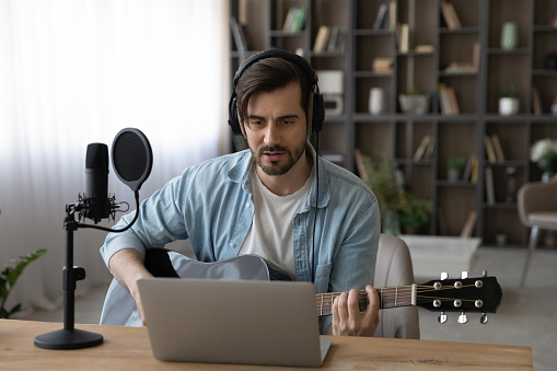 Aplikasi Stem Gitar Terbaik. 7 Rekomendasi Aplikasi Stem Gitar yang Bisa Kamu Coba, Terbaik 2023!