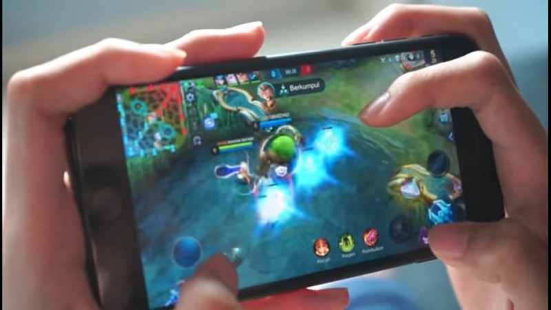 Cara Main Ff Untuk Pemula 2020. Beda Tipe-Tipe Gamers dari Cara Megang Smartphone