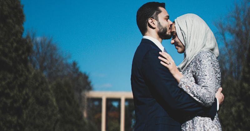 Cerita Cinta Romantis Islami. 10 Kisah Cinta dalam Islam yang Menyentuh Hati dan Romantis