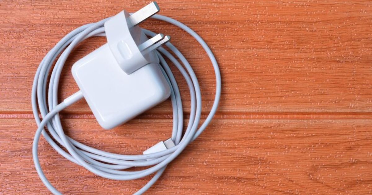 Cara Membersihkan Charger Hp. Ini Cara Membersihkan Kabel Charger dan Tips Merawatnya!