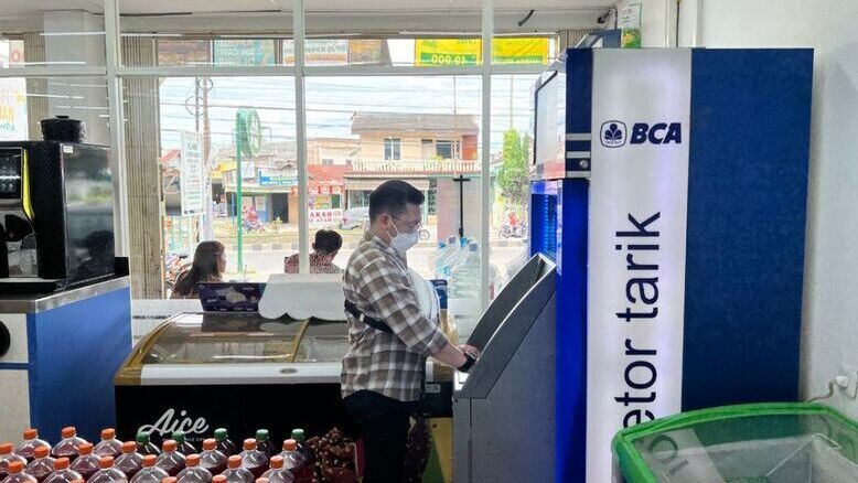 Tarik Tunai Gopay Di Atm Bca. Cara Tarik Tunai Saldo GoPay lewat ATM BCA, Bisa Diambil Tanpa Kartu